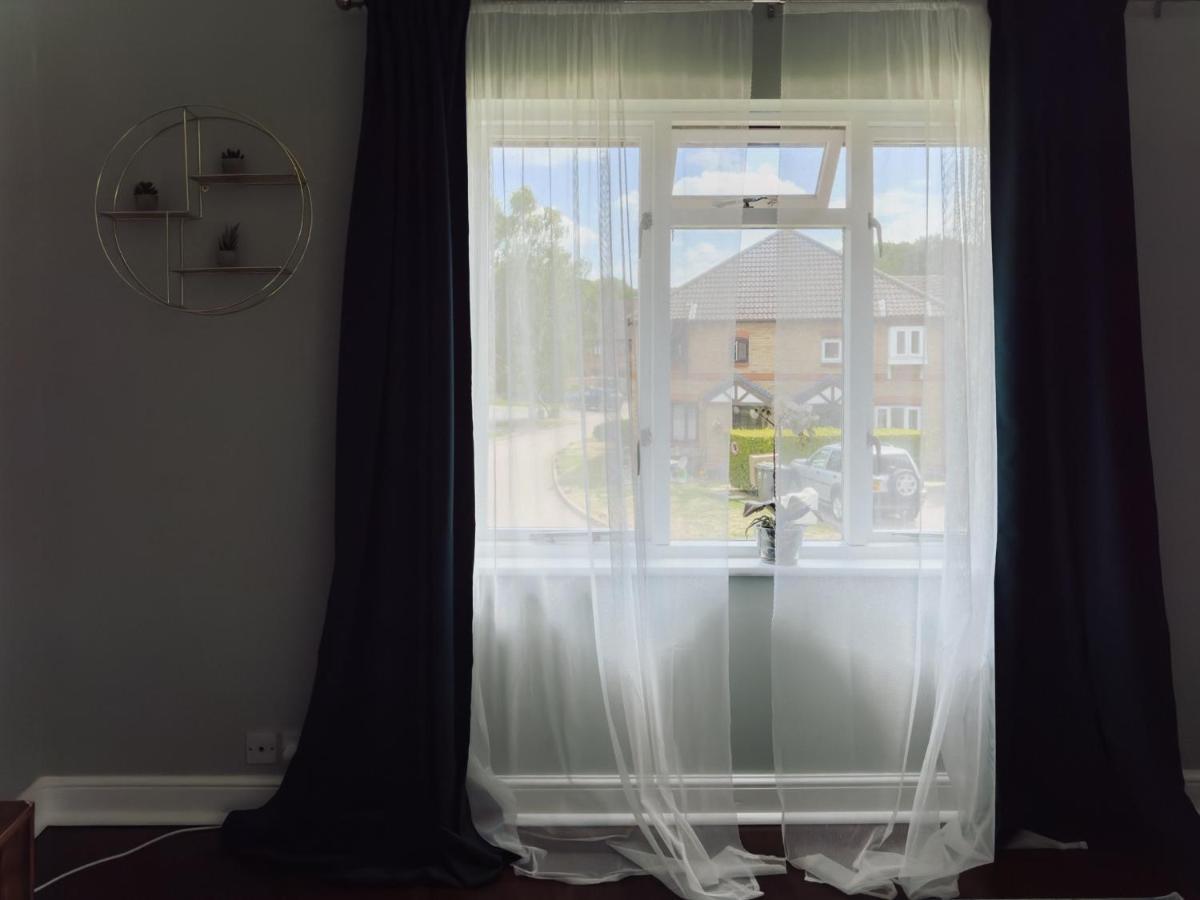 Beautiful Apartment In Guildford With Parking Send エクステリア 写真