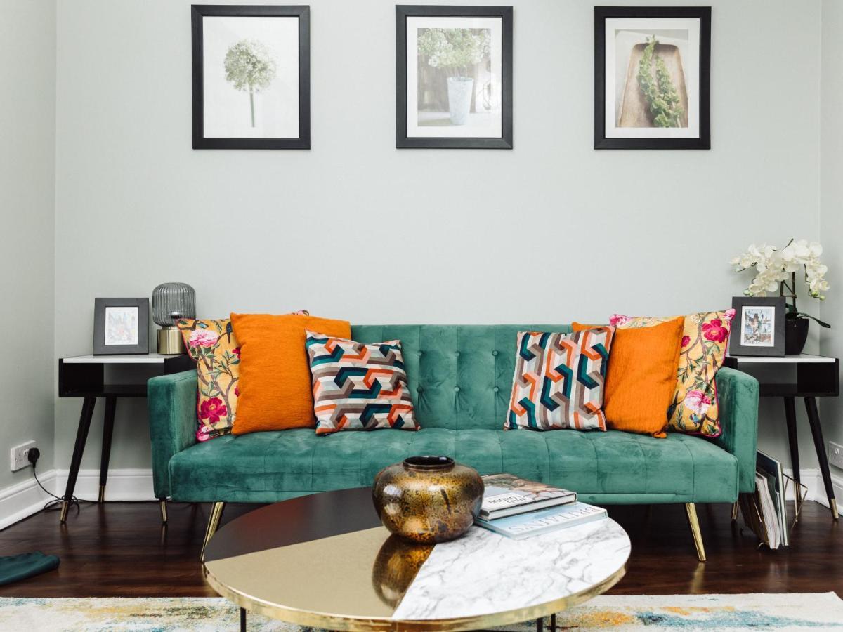 Beautiful Apartment In Guildford With Parking Send エクステリア 写真