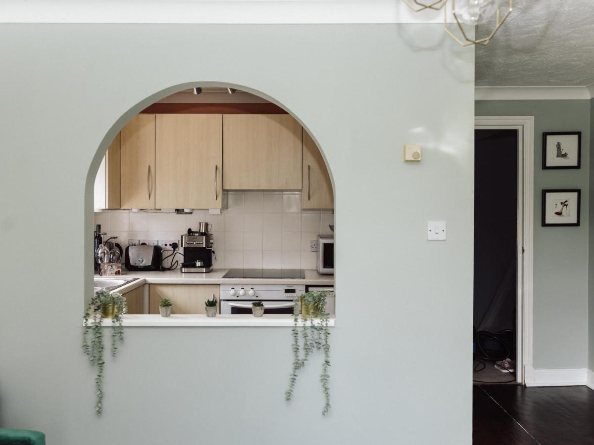 Beautiful Apartment In Guildford With Parking Send エクステリア 写真