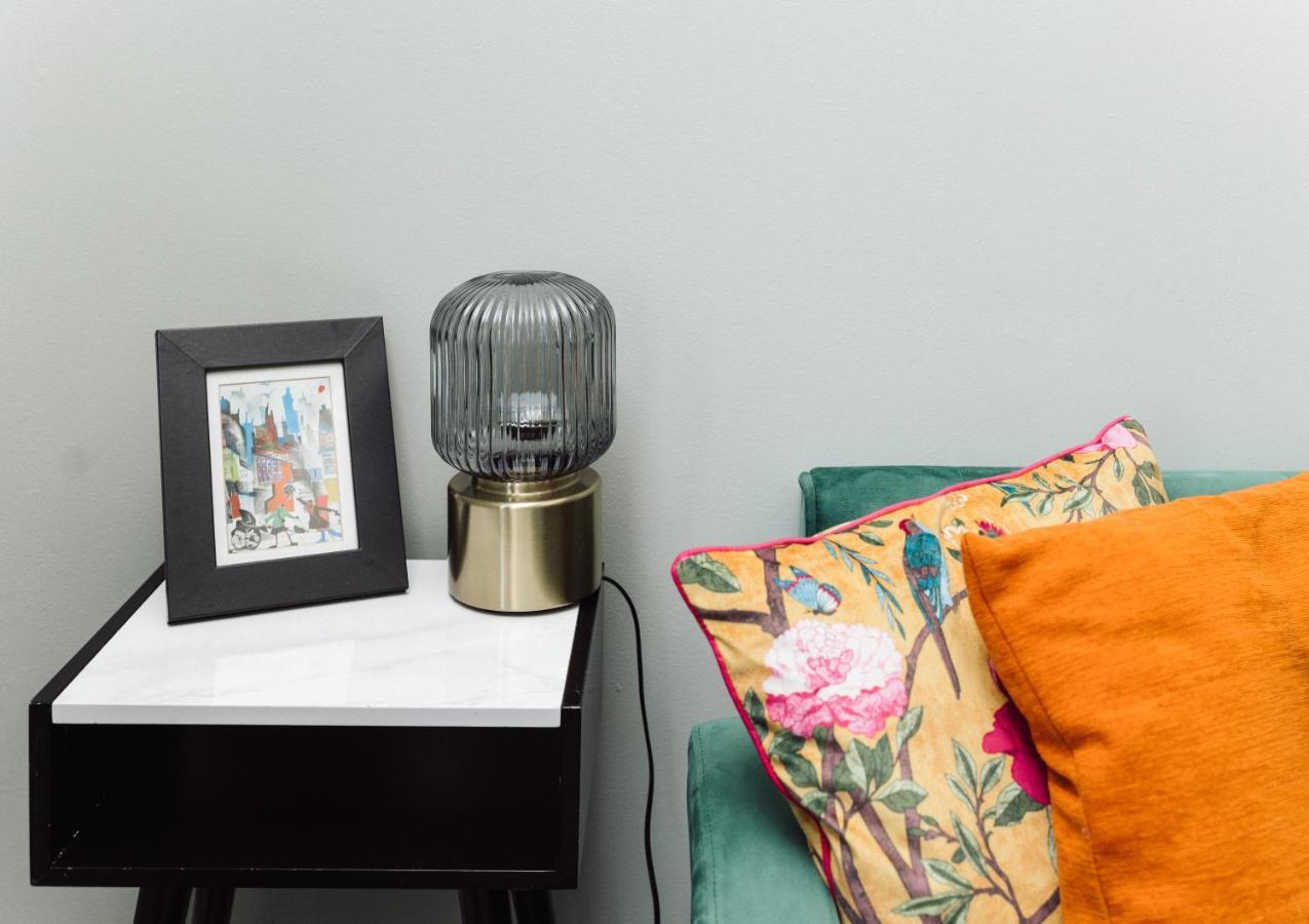Beautiful Apartment In Guildford With Parking Send エクステリア 写真