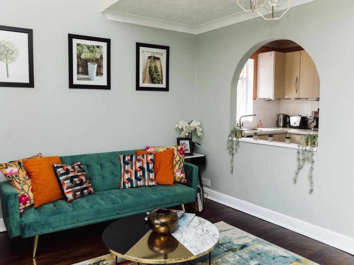 Beautiful Apartment In Guildford With Parking Send エクステリア 写真
