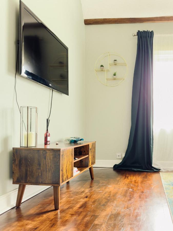 Beautiful Apartment In Guildford With Parking Send エクステリア 写真