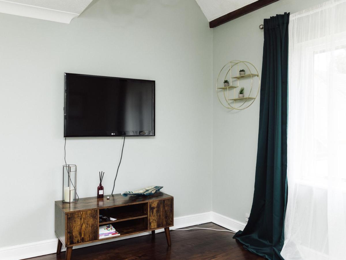Beautiful Apartment In Guildford With Parking Send エクステリア 写真