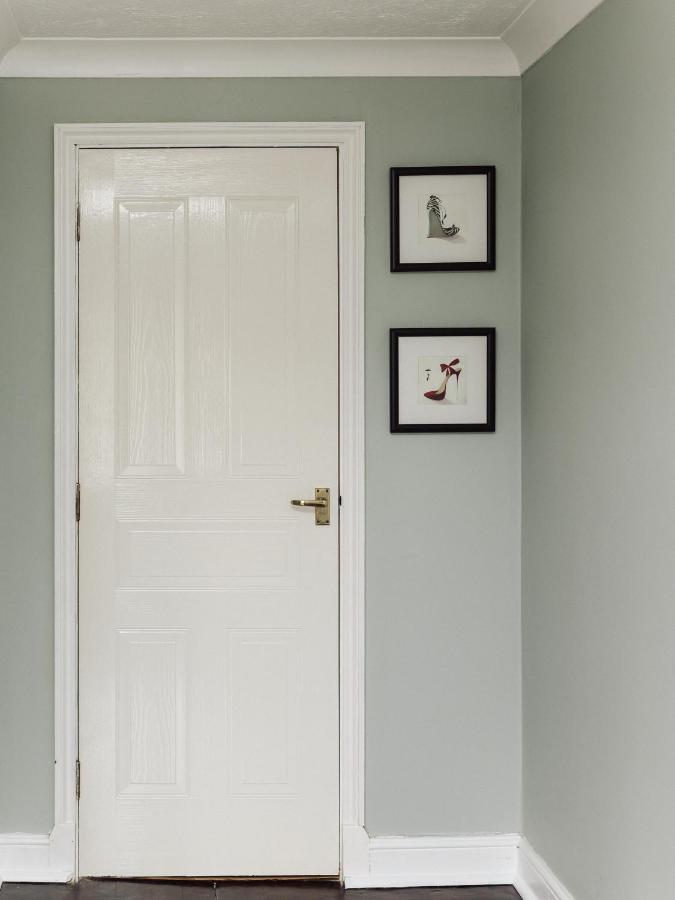 Beautiful Apartment In Guildford With Parking Send エクステリア 写真