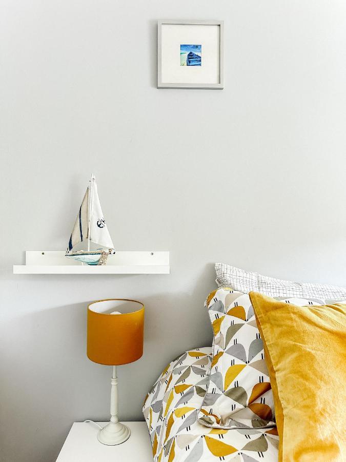 Beautiful Apartment In Guildford With Parking Send エクステリア 写真
