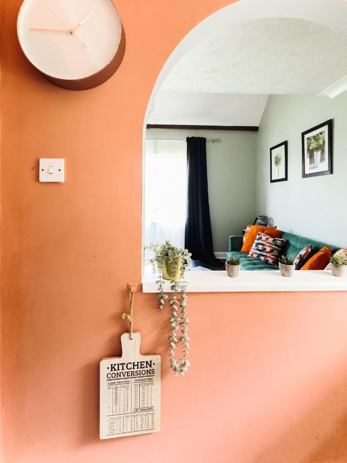 Beautiful Apartment In Guildford With Parking Send エクステリア 写真