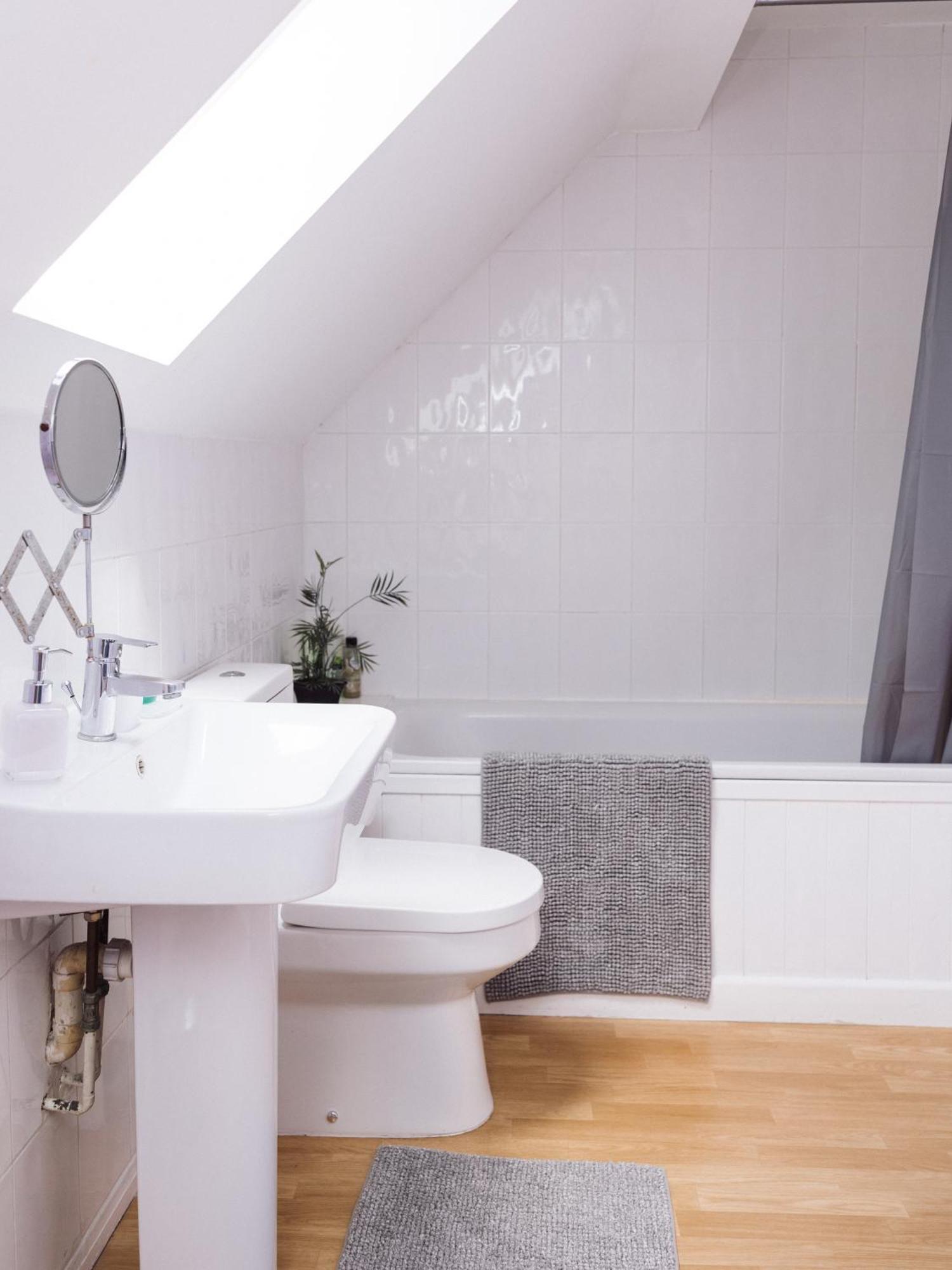 Beautiful Apartment In Guildford With Parking Send エクステリア 写真