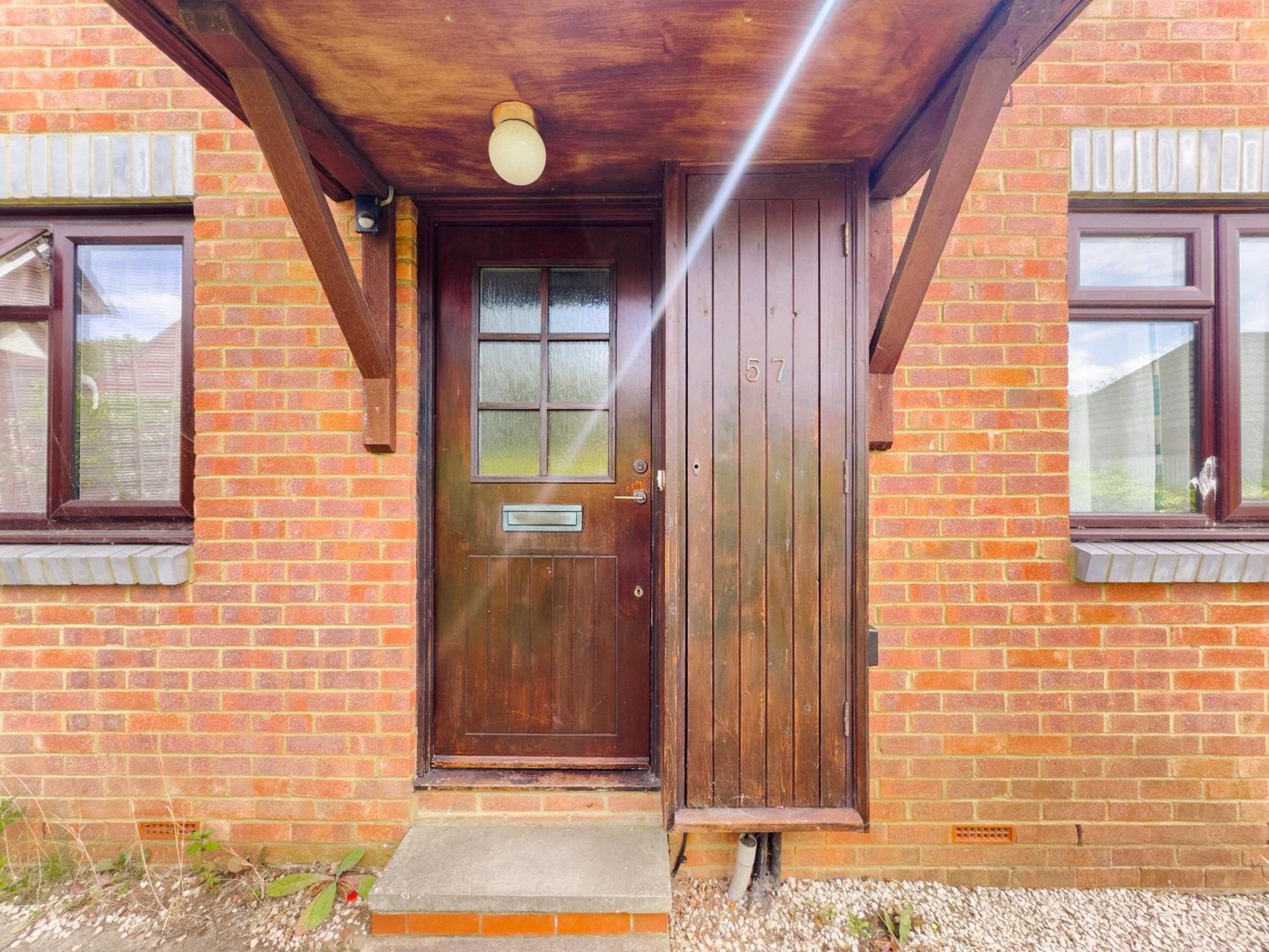 Beautiful Apartment In Guildford With Parking Send エクステリア 写真