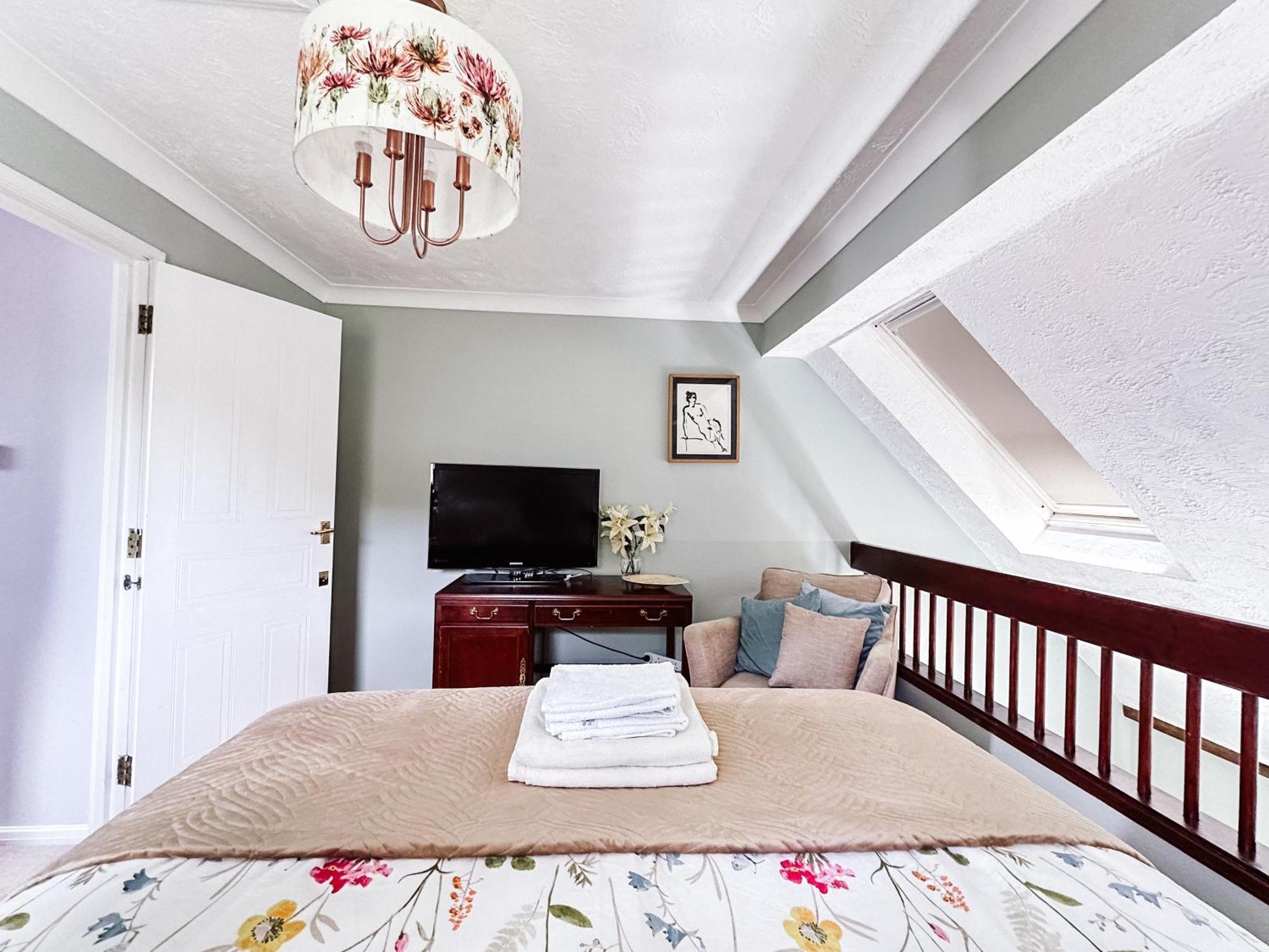 Beautiful Apartment In Guildford With Parking Send エクステリア 写真