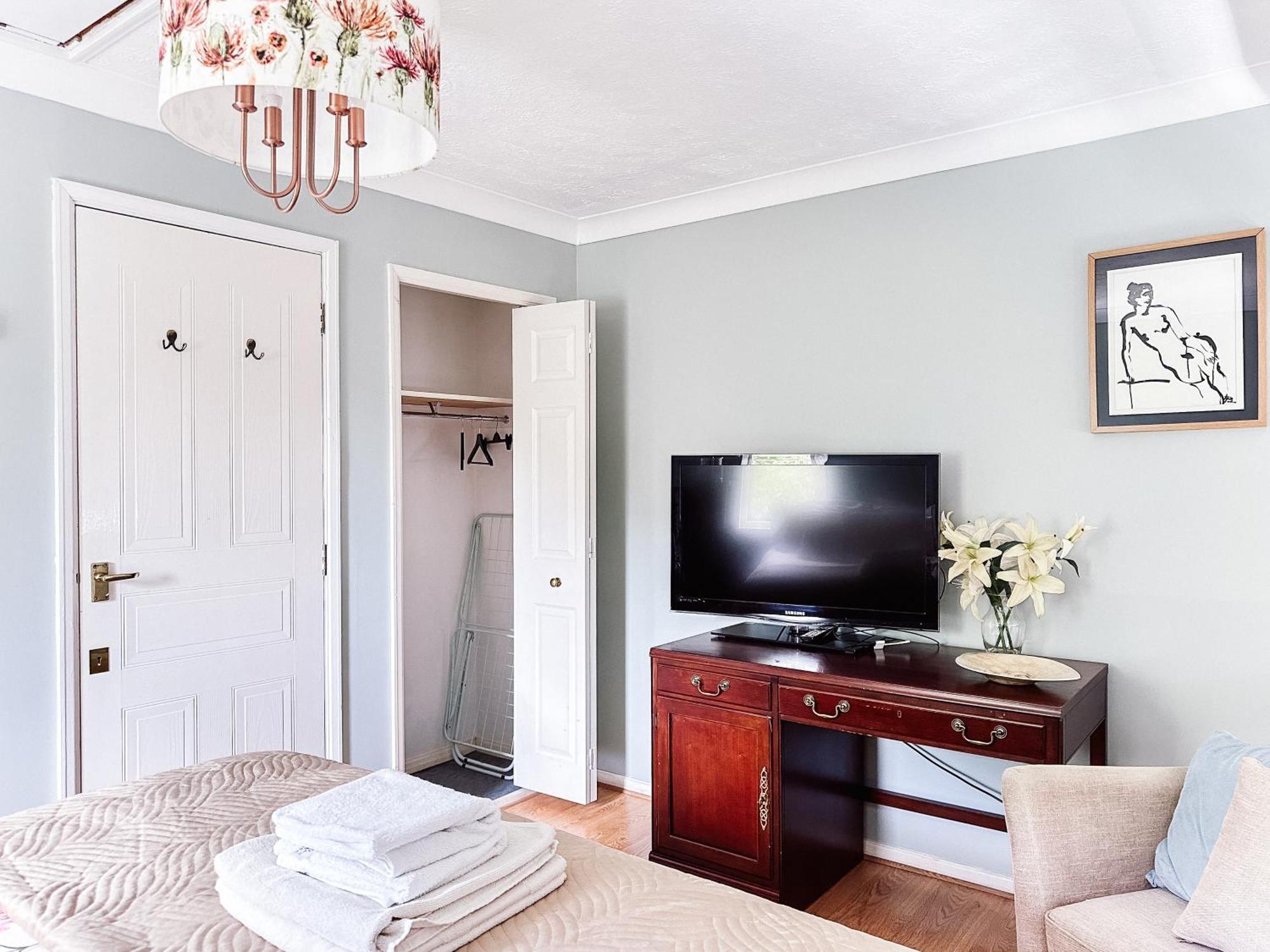 Beautiful Apartment In Guildford With Parking Send エクステリア 写真