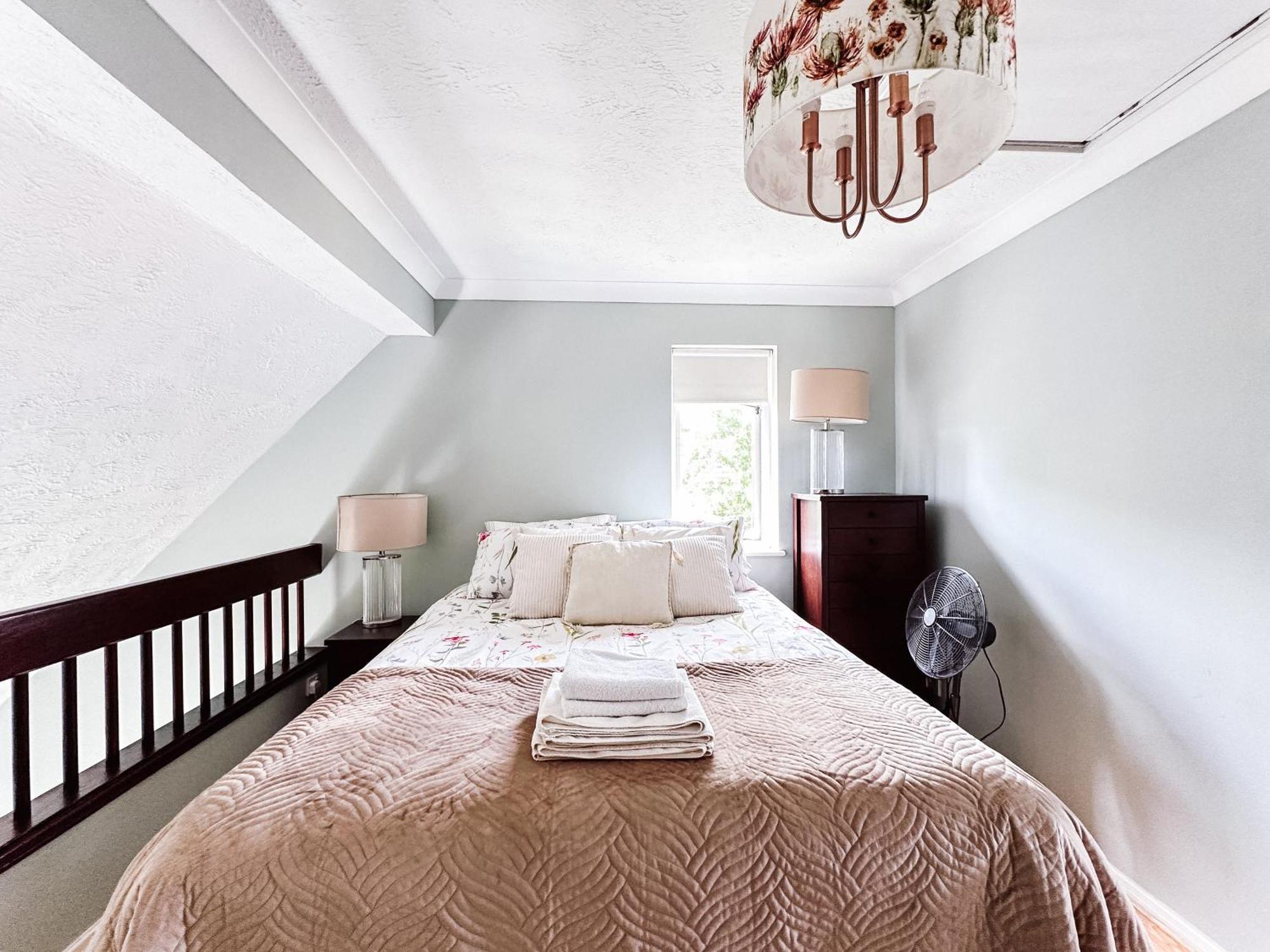 Beautiful Apartment In Guildford With Parking Send エクステリア 写真