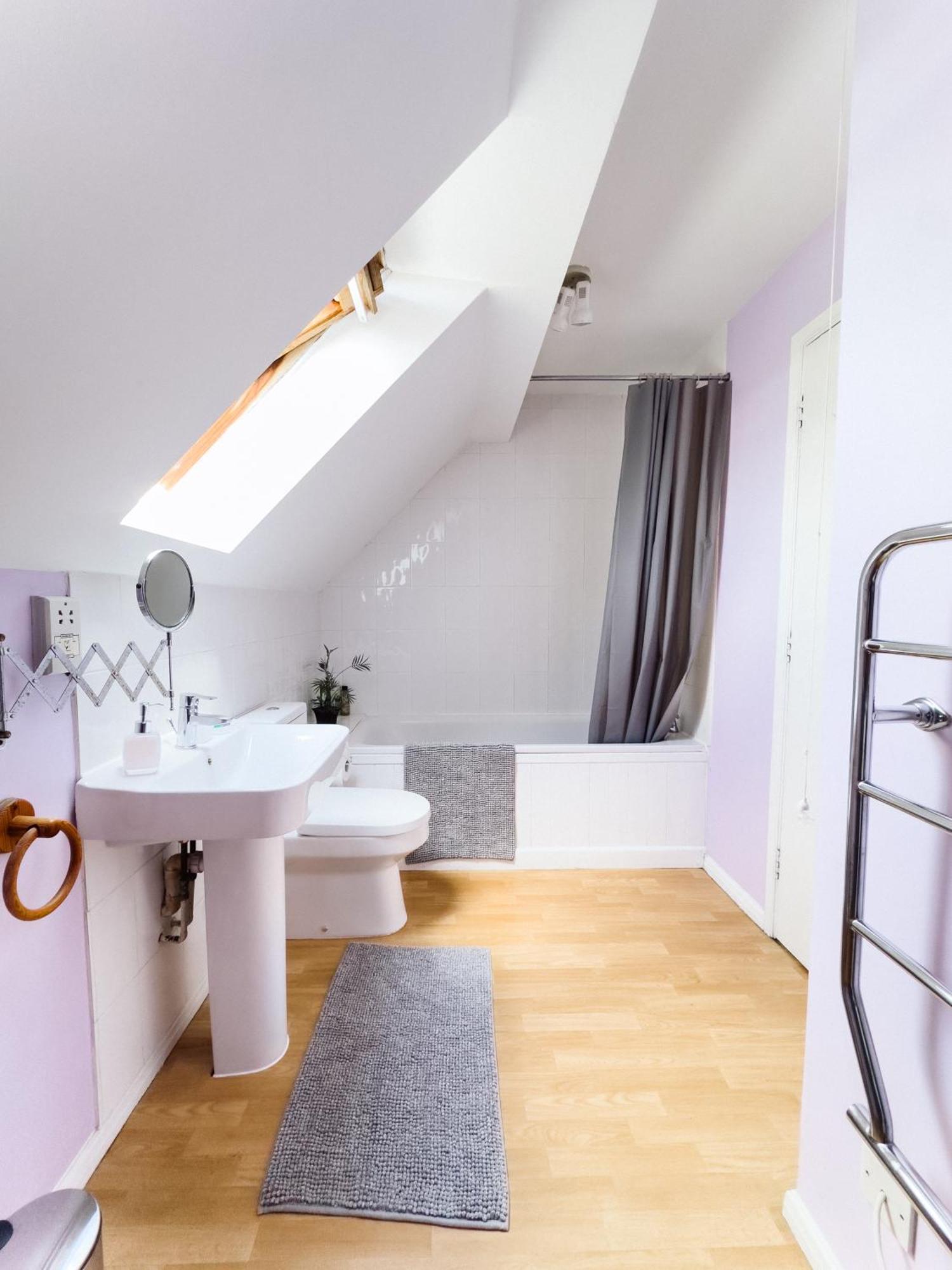 Beautiful Apartment In Guildford With Parking Send エクステリア 写真