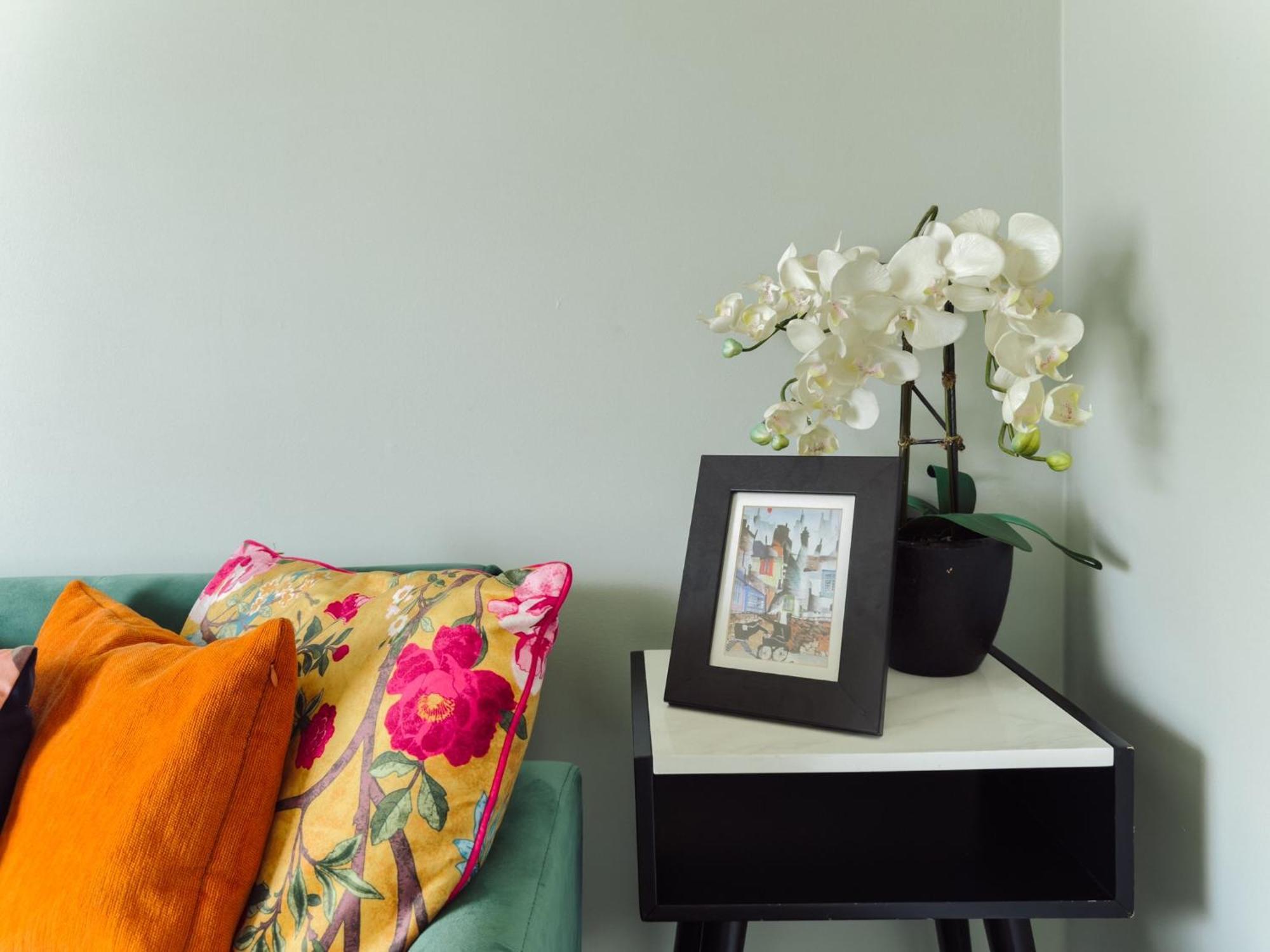 Beautiful Apartment In Guildford With Parking Send エクステリア 写真