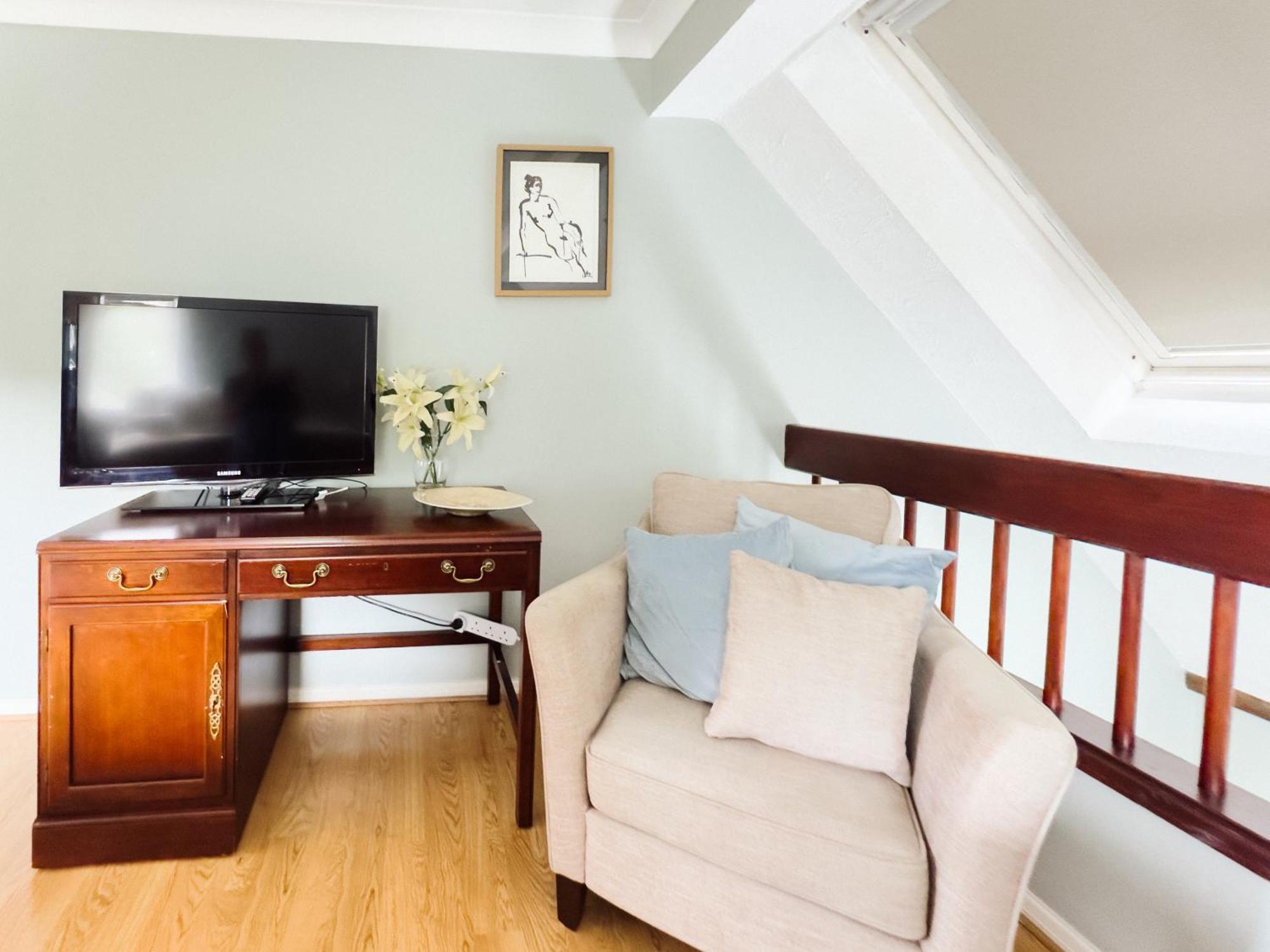 Beautiful Apartment In Guildford With Parking Send エクステリア 写真