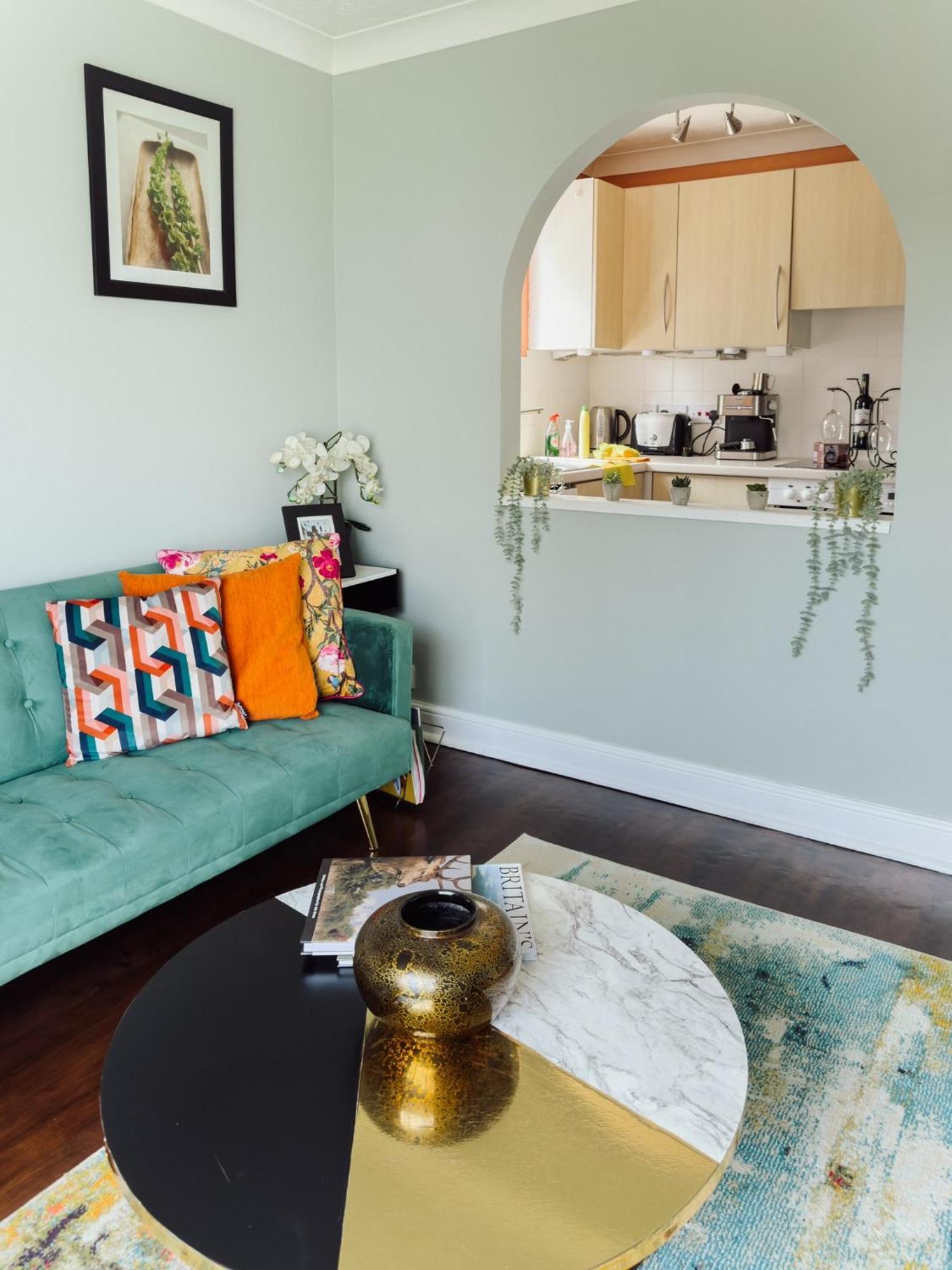 Beautiful Apartment In Guildford With Parking Send エクステリア 写真