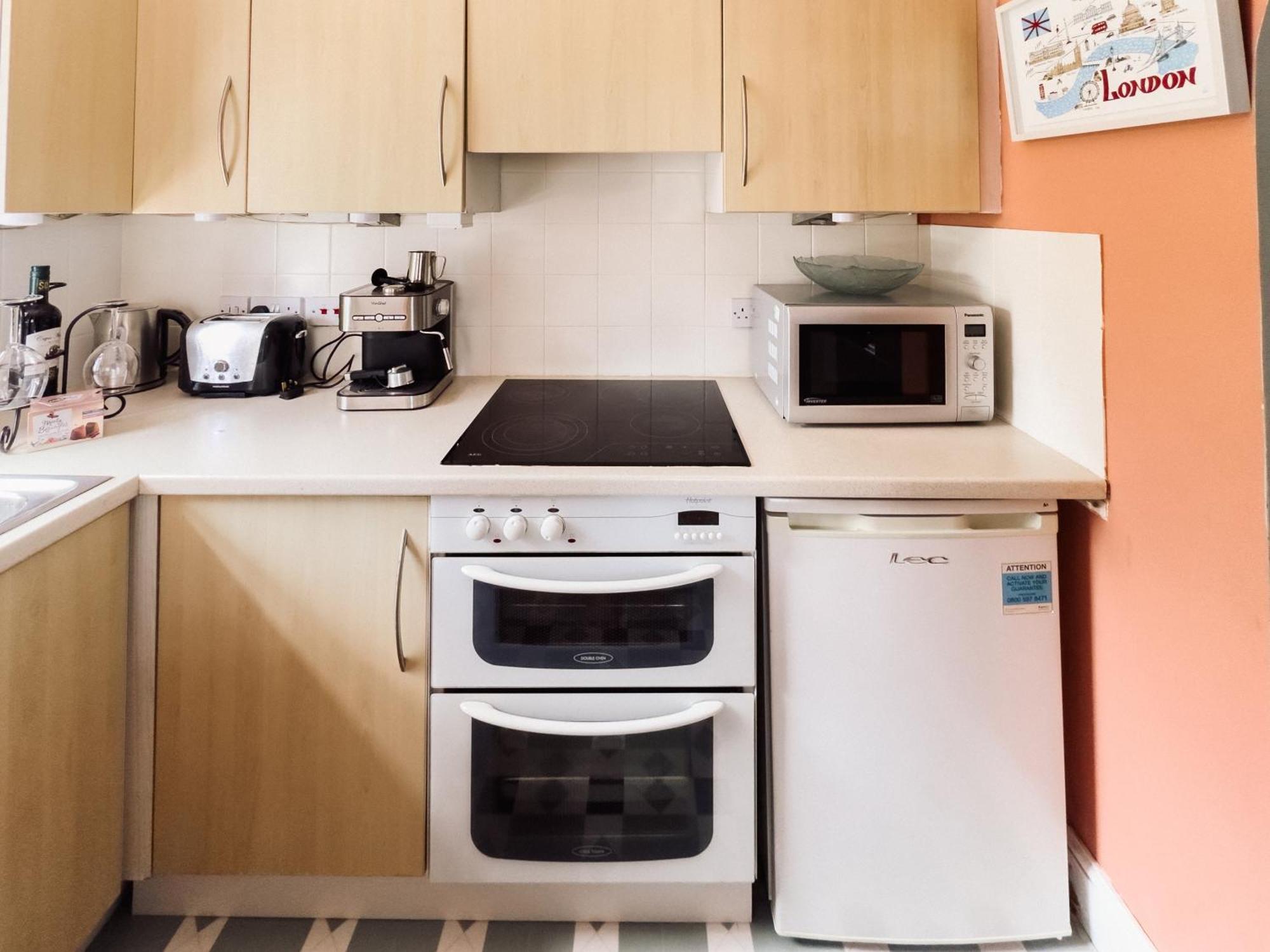 Beautiful Apartment In Guildford With Parking Send エクステリア 写真
