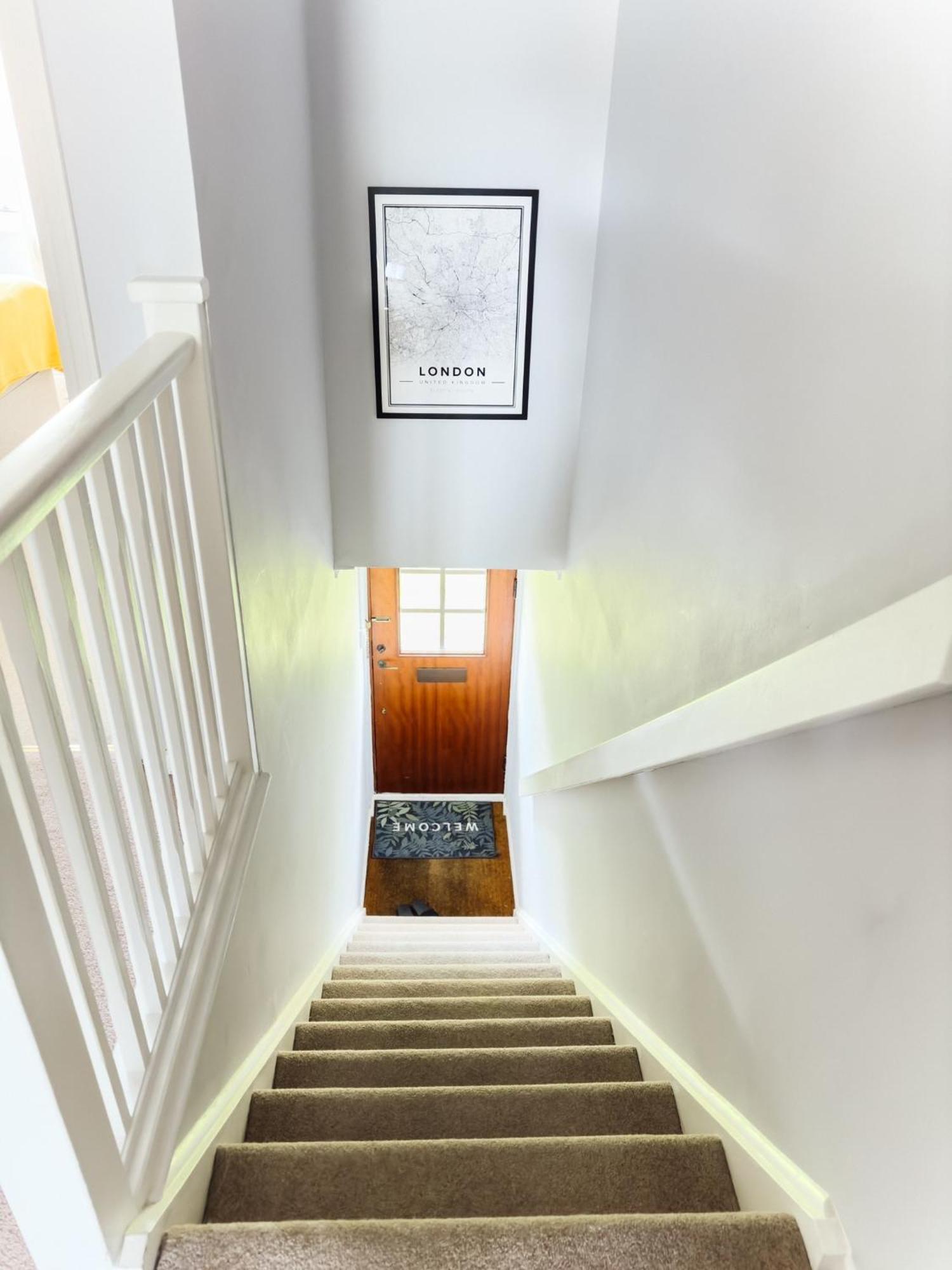 Beautiful Apartment In Guildford With Parking Send エクステリア 写真