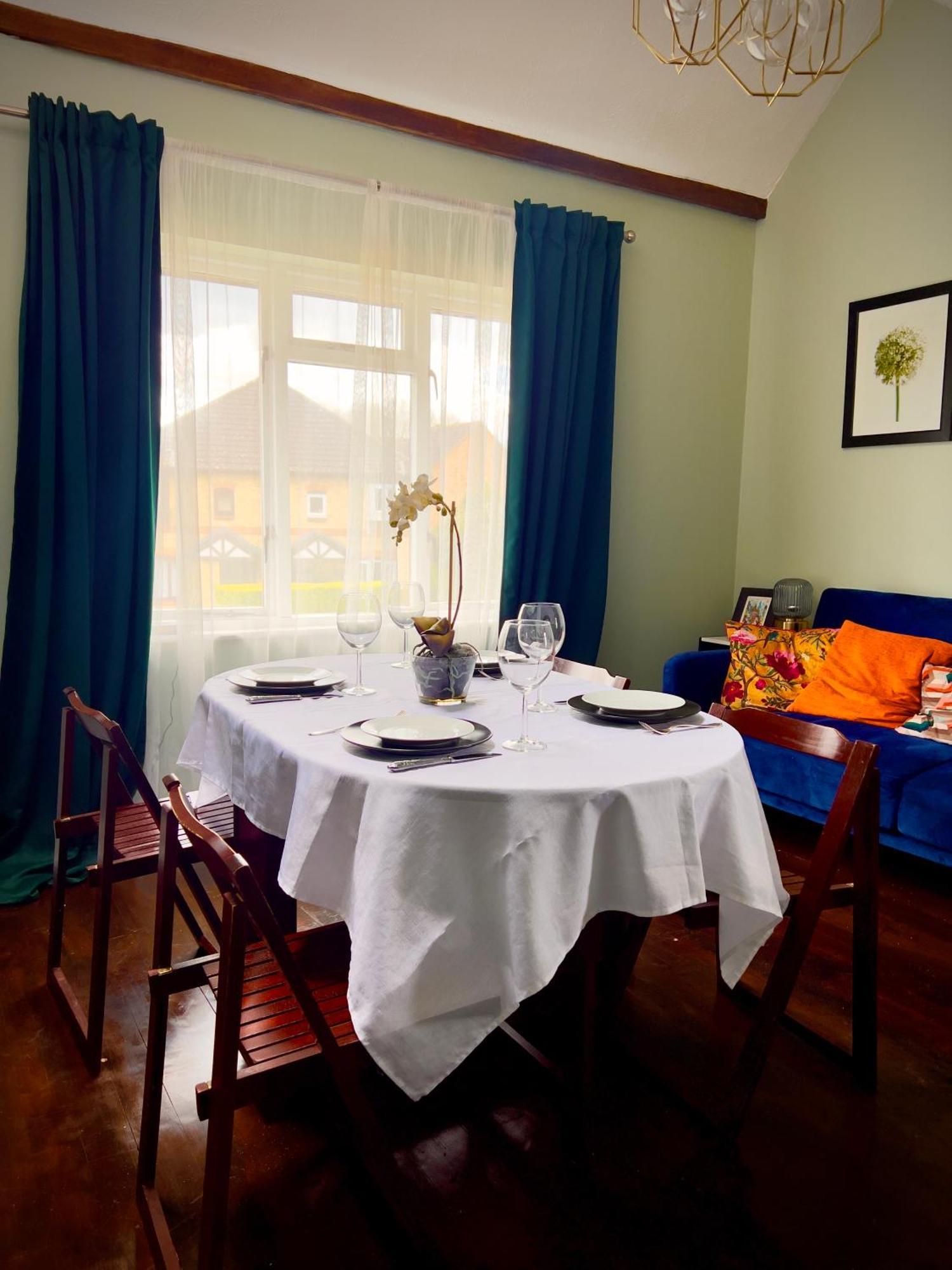 Beautiful Apartment In Guildford With Parking Send エクステリア 写真