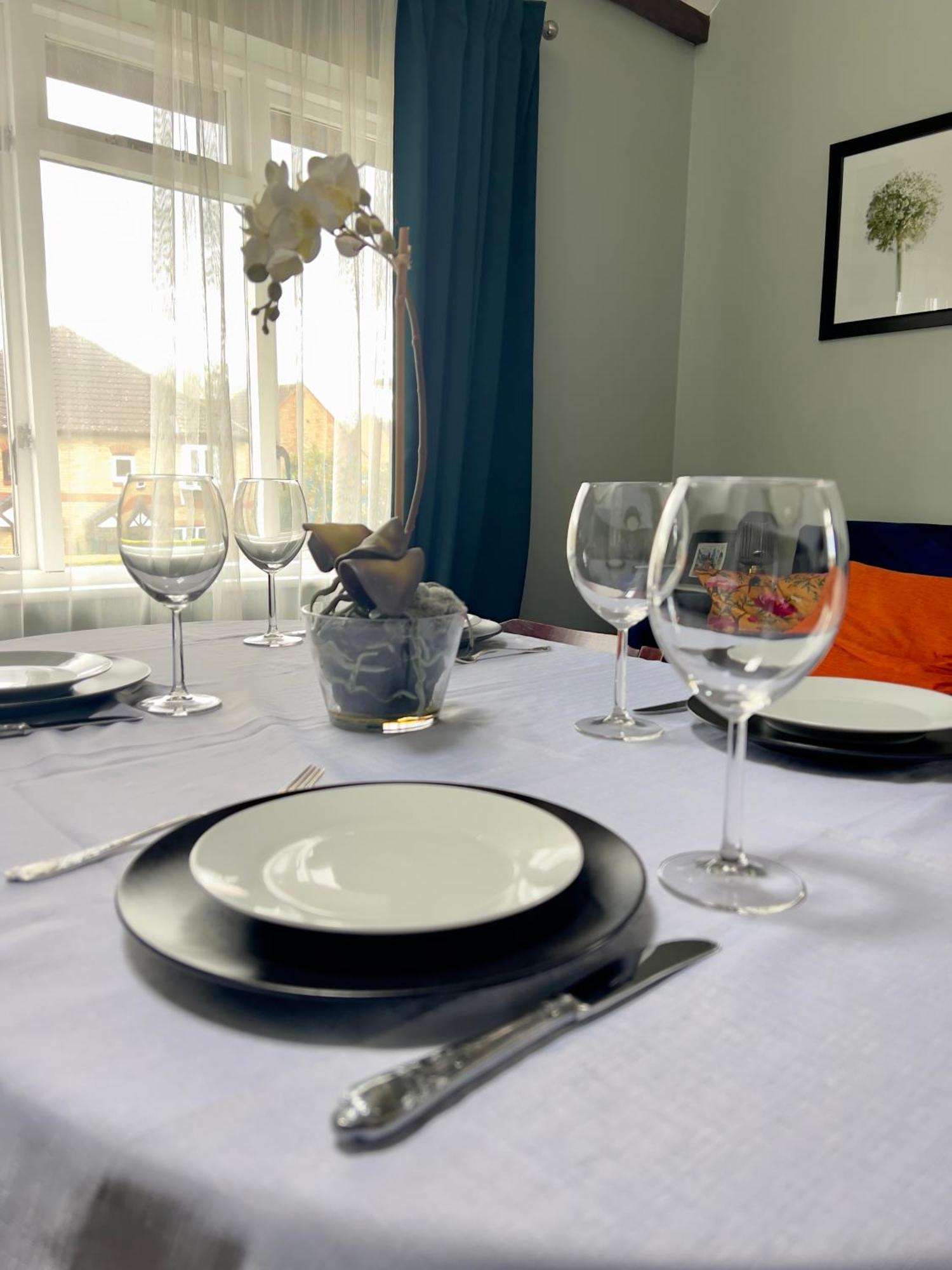 Beautiful Apartment In Guildford With Parking Send エクステリア 写真