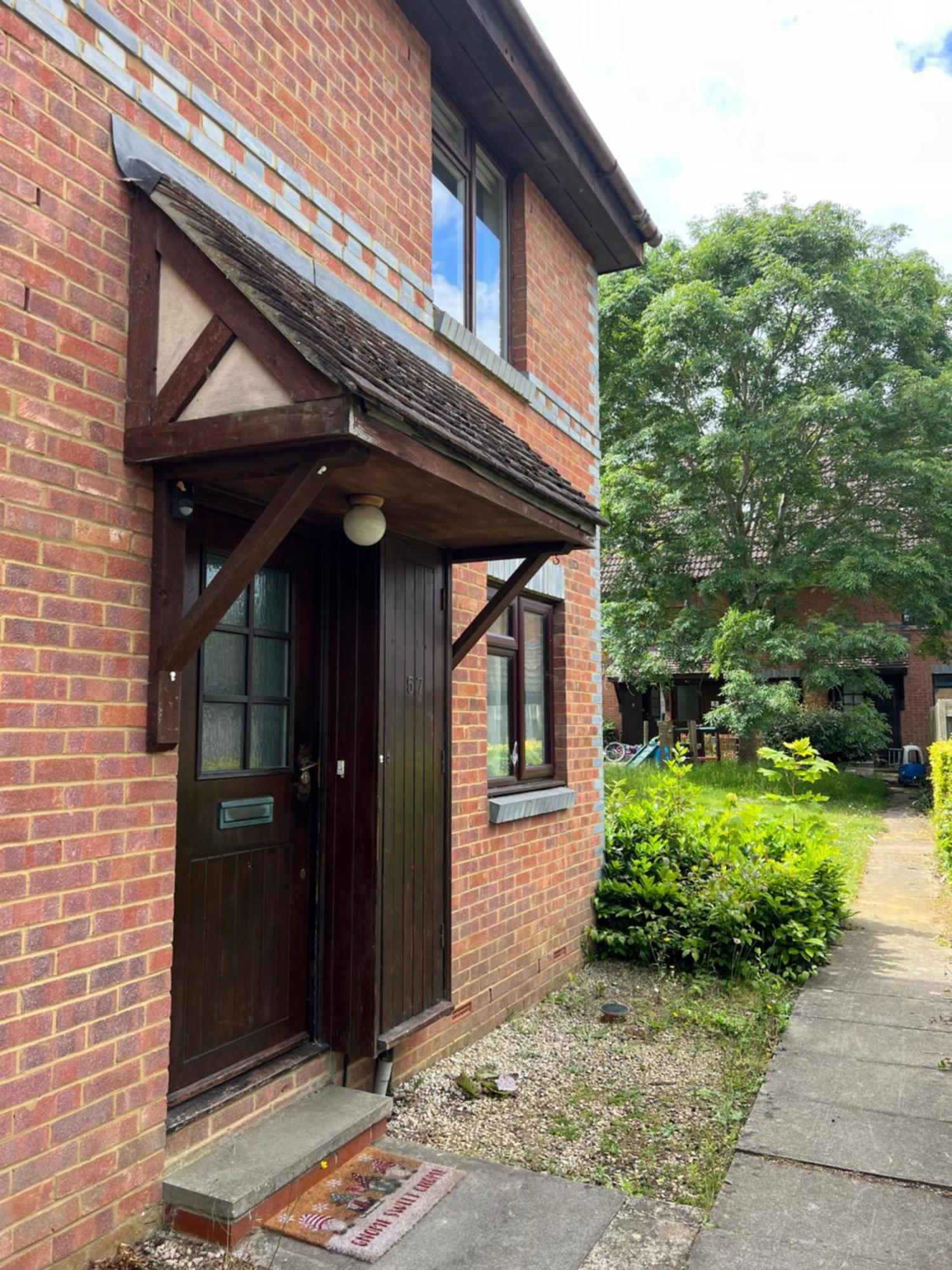 Beautiful Apartment In Guildford With Parking Send エクステリア 写真