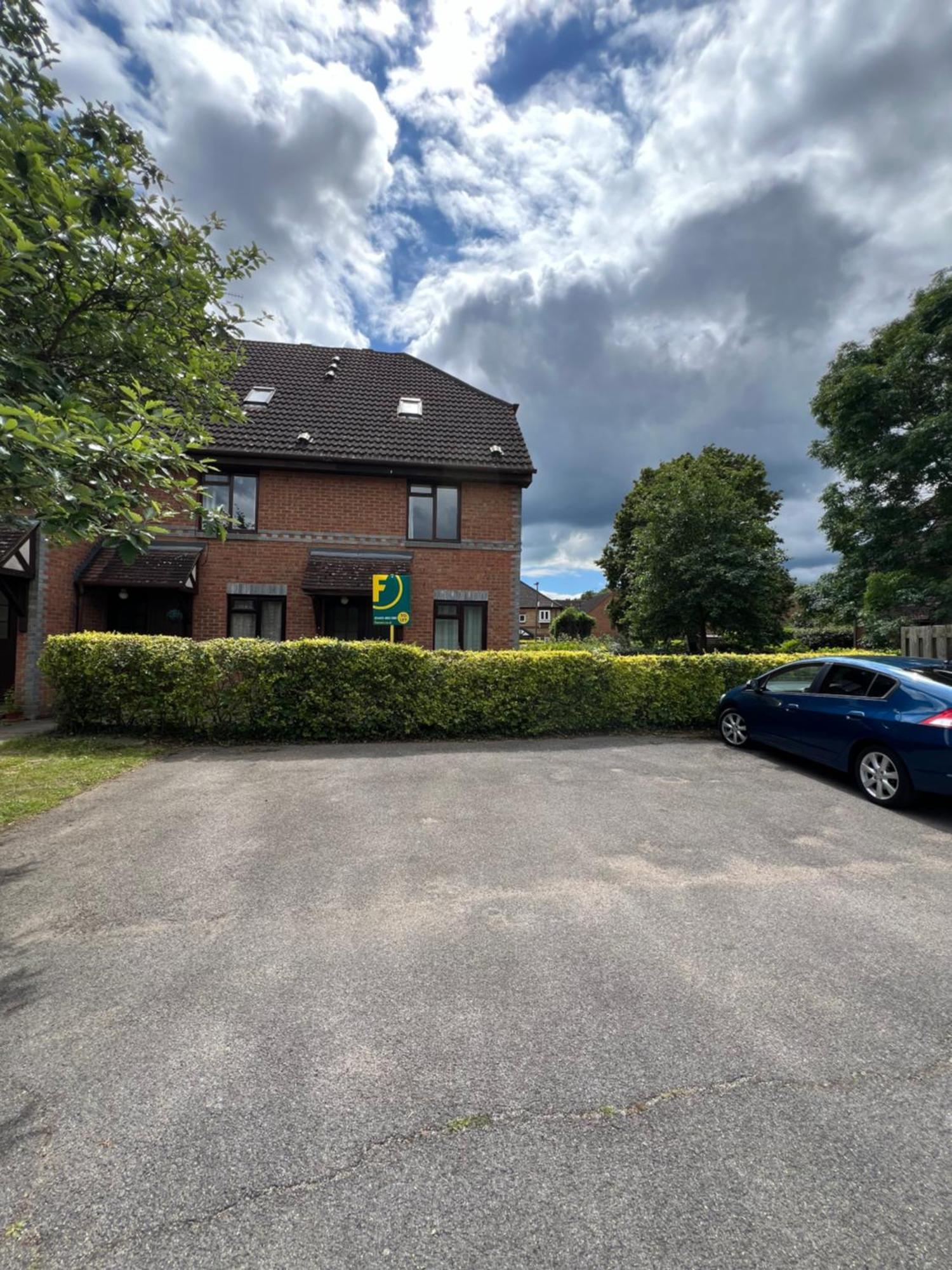 Beautiful Apartment In Guildford With Parking Send エクステリア 写真